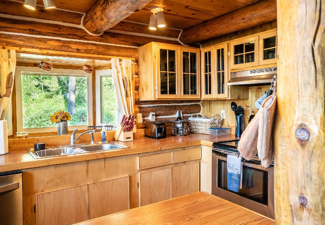 Cabin in Anaconda - Georgetown Lake Log Home Retreat 