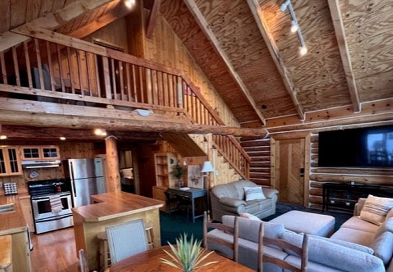 Cabin in Anaconda - Georgetown Lake Log Home Retreat 