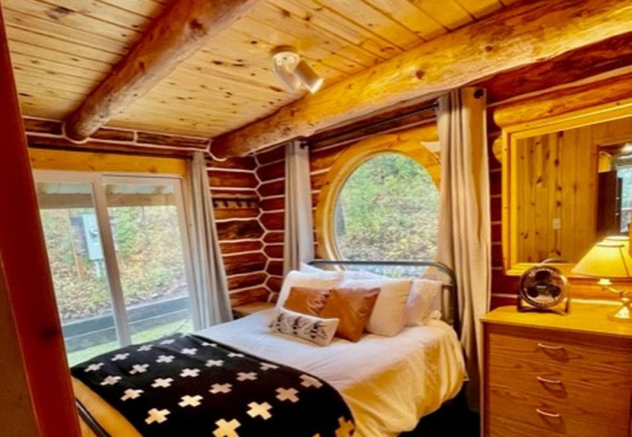 Cabin in Anaconda - Georgetown Lake Log Home Retreat 