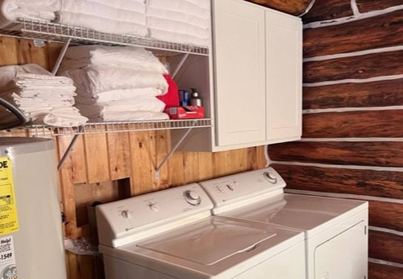Cabin in Anaconda - Georgetown Lake Log Home Retreat 