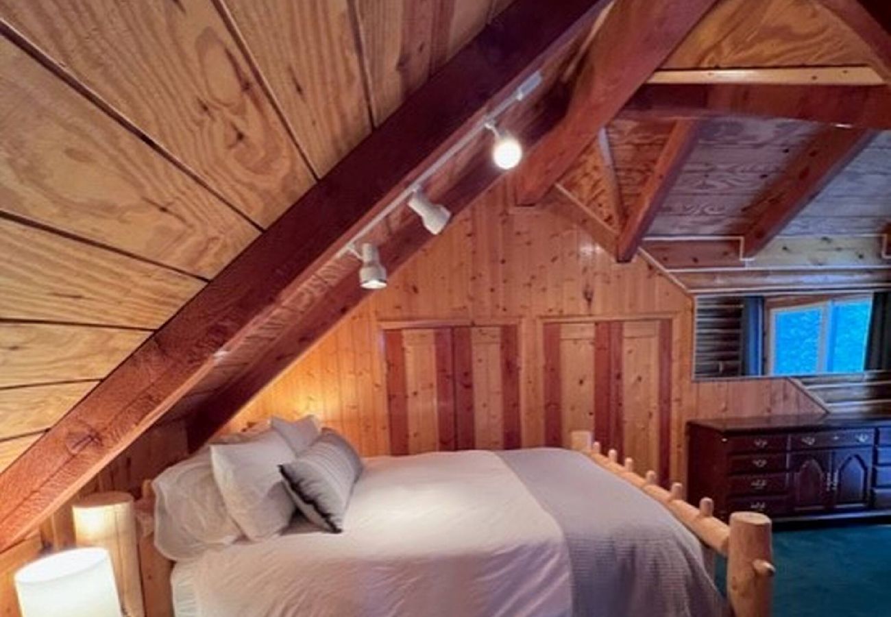 Cabin in Anaconda - Georgetown Lake Log Home Retreat 