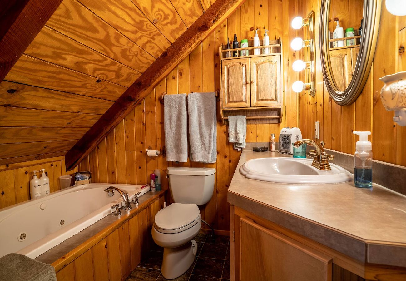 Cabin in Anaconda - Georgetown Lake Log Home Retreat 