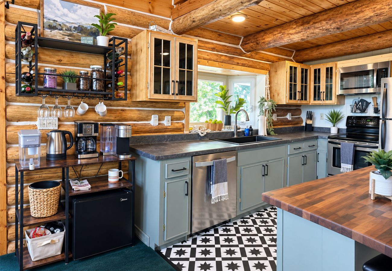 Cabin in Anaconda - Georgetown Lake Log Home Retreat