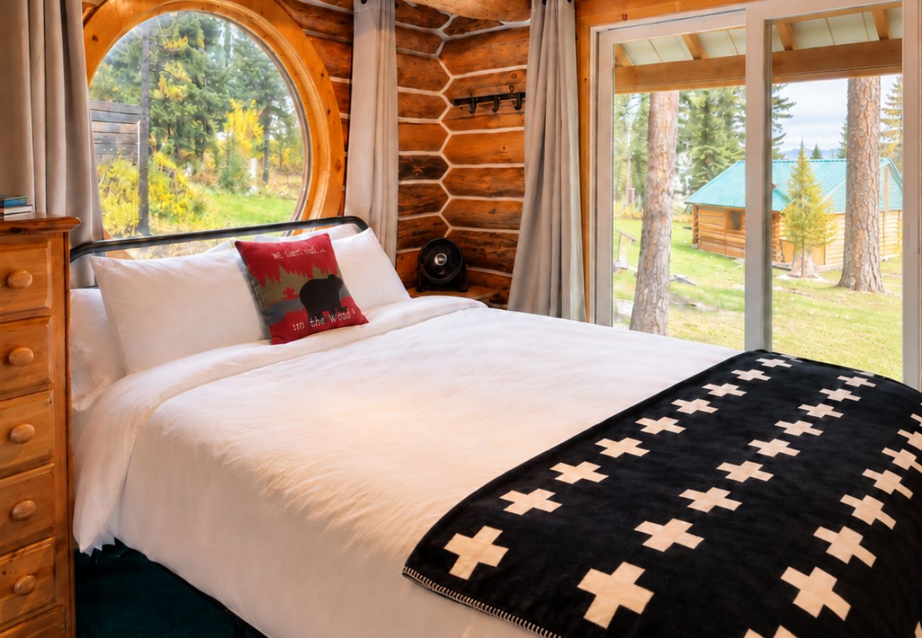 Cabin in Anaconda - Georgetown Lake Log Home Retreat