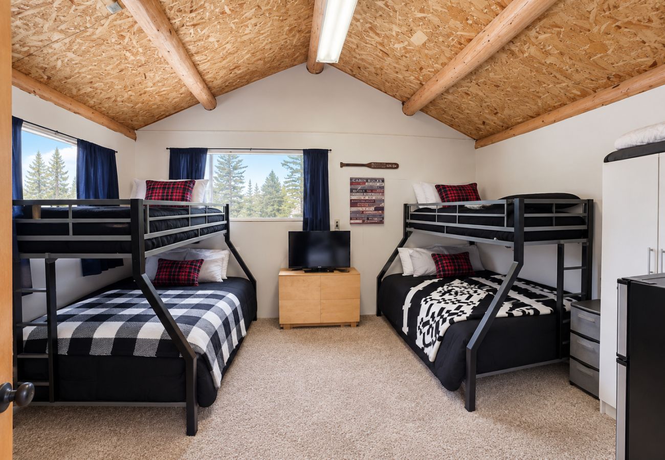 Cabin in Anaconda - Georgetown Lake Log Home Retreat