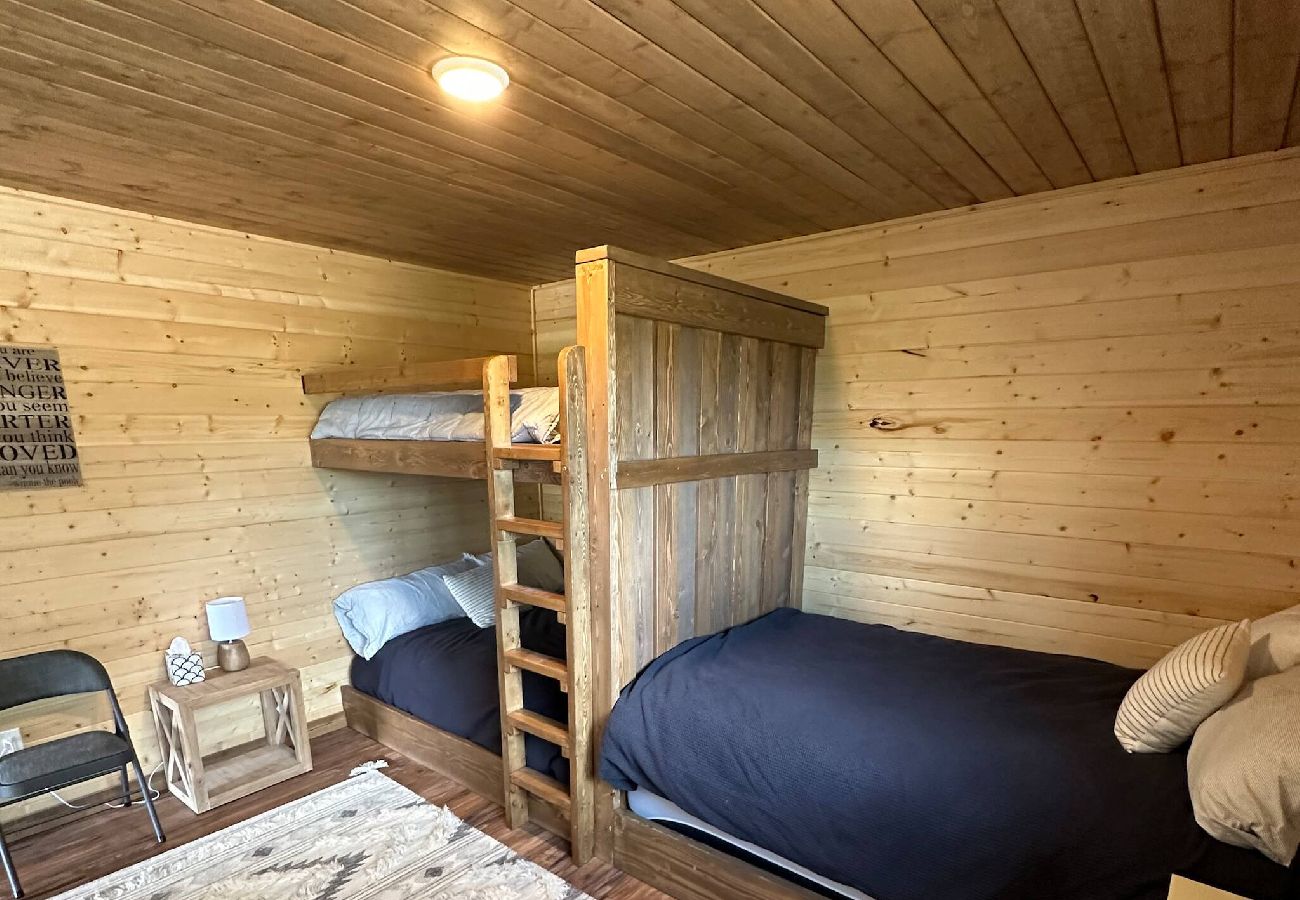 House in Anaconda - The Cozy Nest at Georgetown Lake 