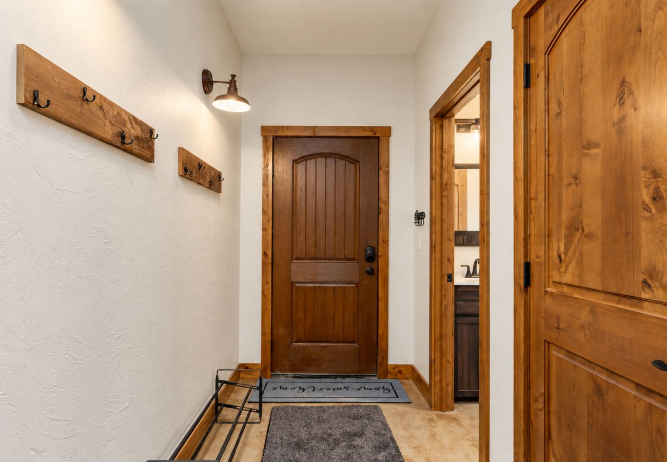 Townhouse in Anaconda - Lakeview townhouse just steps to Denton’s Point!