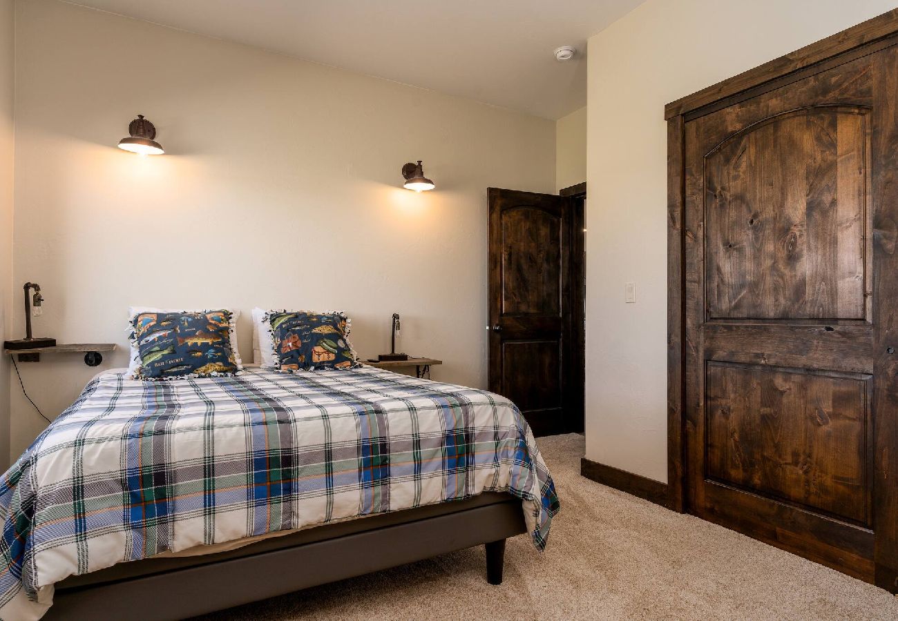Townhouse in Anaconda - 4 Season Recreational Retreat! 