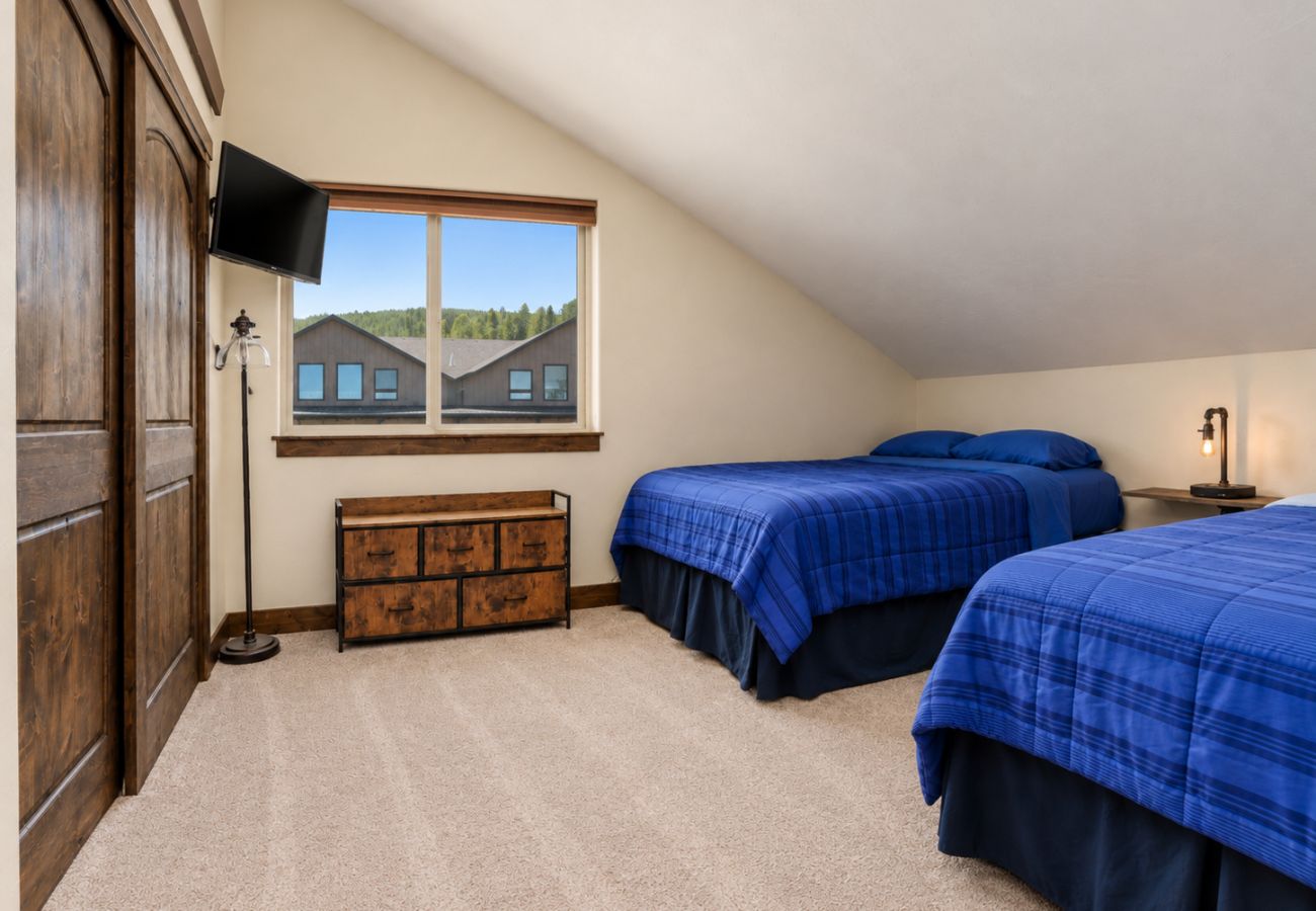 Townhouse in Anaconda - 4 Season Recreational Retreat!