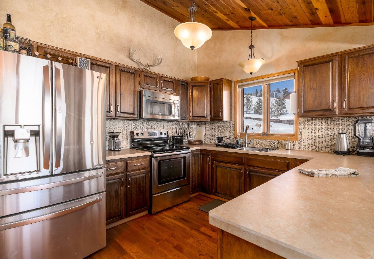 House in Anaconda - Georgetown Lake home with hot tub, sauna, & views! 