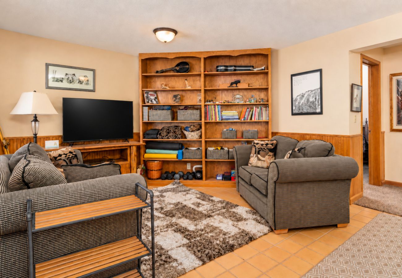 House in Anaconda - Georgetown Lake home with hot tub, sauna, & views!