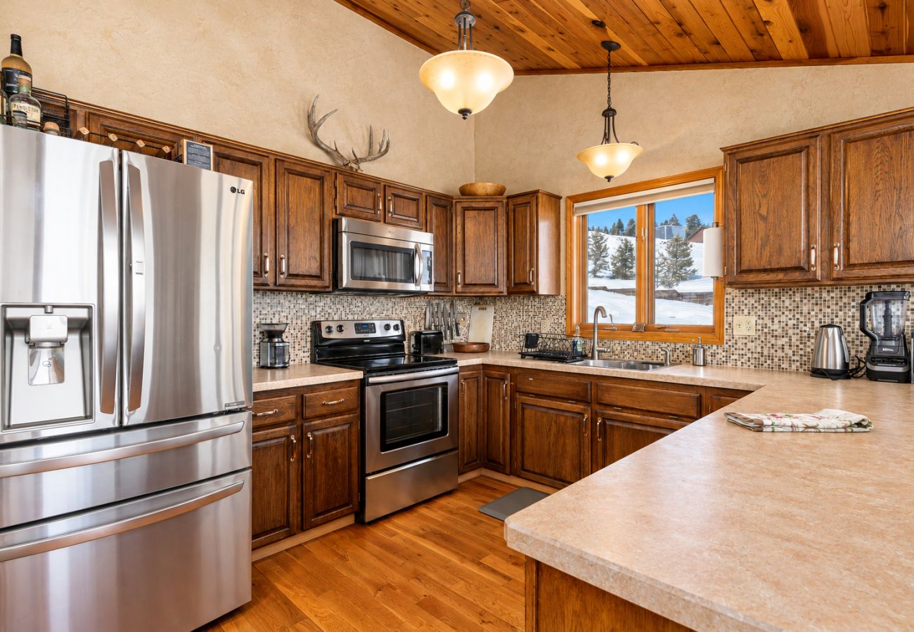 House in Anaconda - Georgetown Lake home with hot tub, sauna, & views!