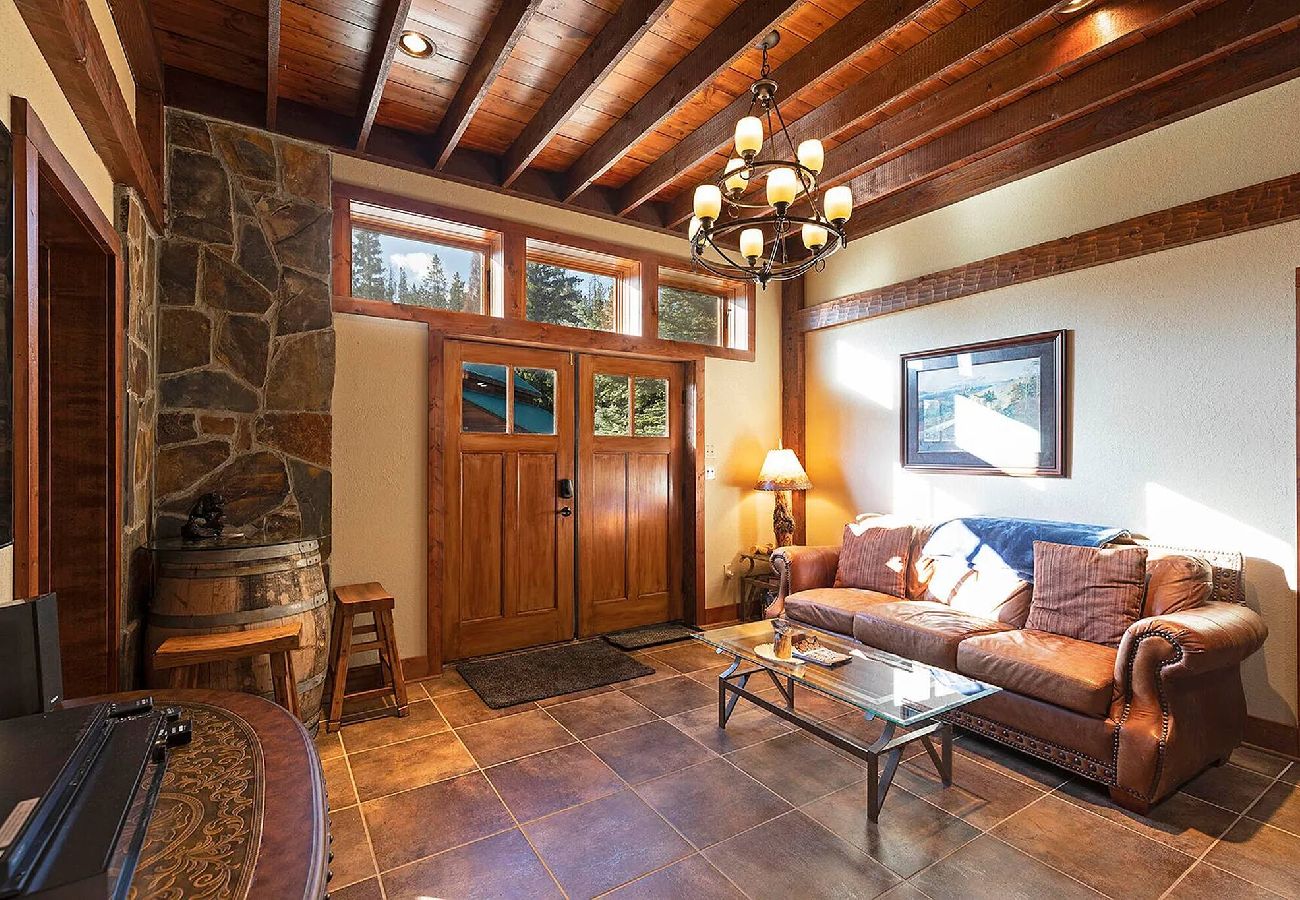 Cabin in Anaconda - Quiet Pintler Getaway - Minutes from Georgetown! 