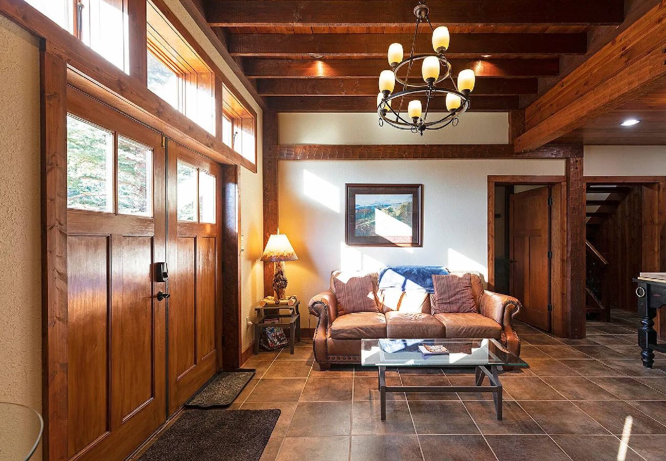 Cabin in Anaconda - Quiet Pintler Getaway - Minutes from Georgetown! 