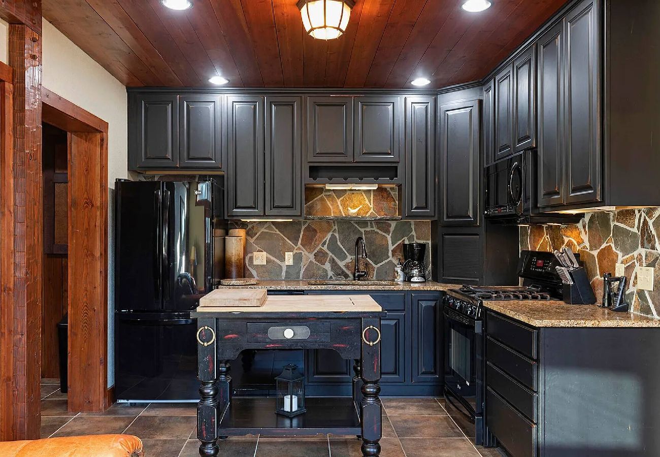 Cabin in Anaconda - Quiet Pintler Getaway - Minutes from Georgetown! 