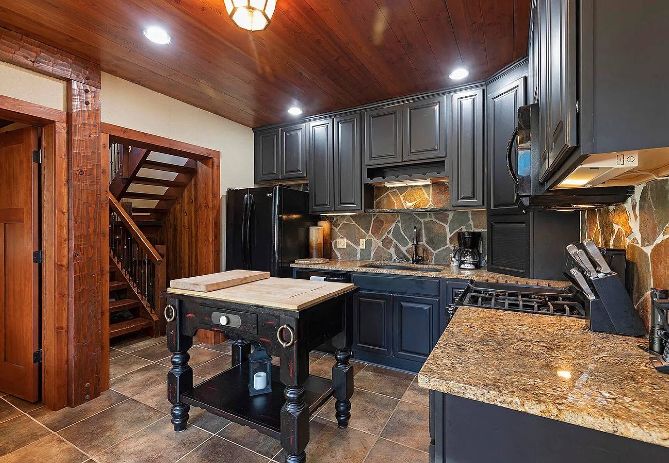 Cabin in Anaconda - Quiet Pintler Getaway - Minutes from Georgetown! 