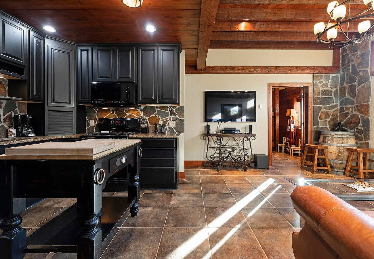 Cabin in Anaconda - Quiet Pintler Getaway - Minutes from Georgetown! 