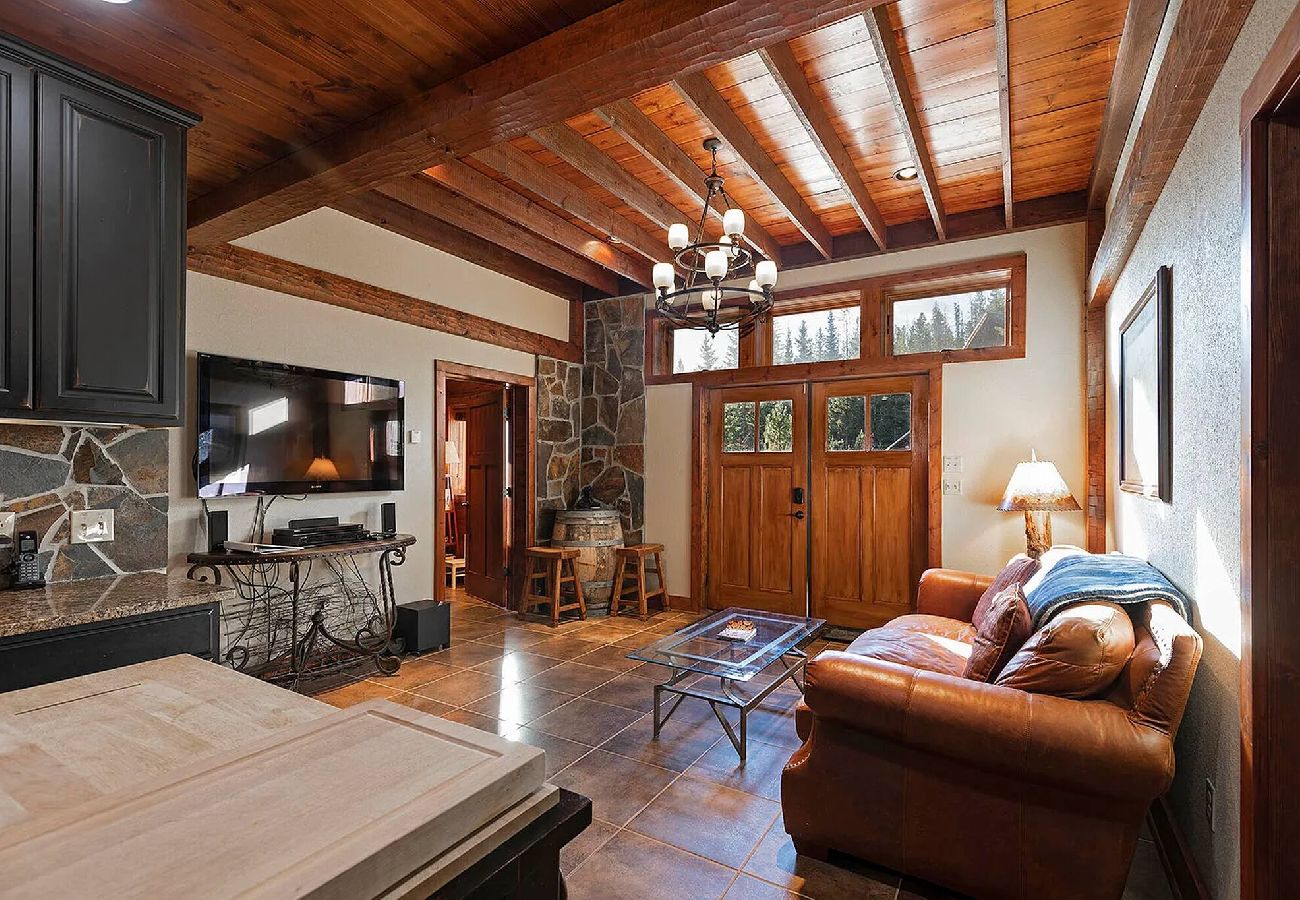 Cabin in Anaconda - Quiet Pintler Getaway - Minutes from Georgetown! 