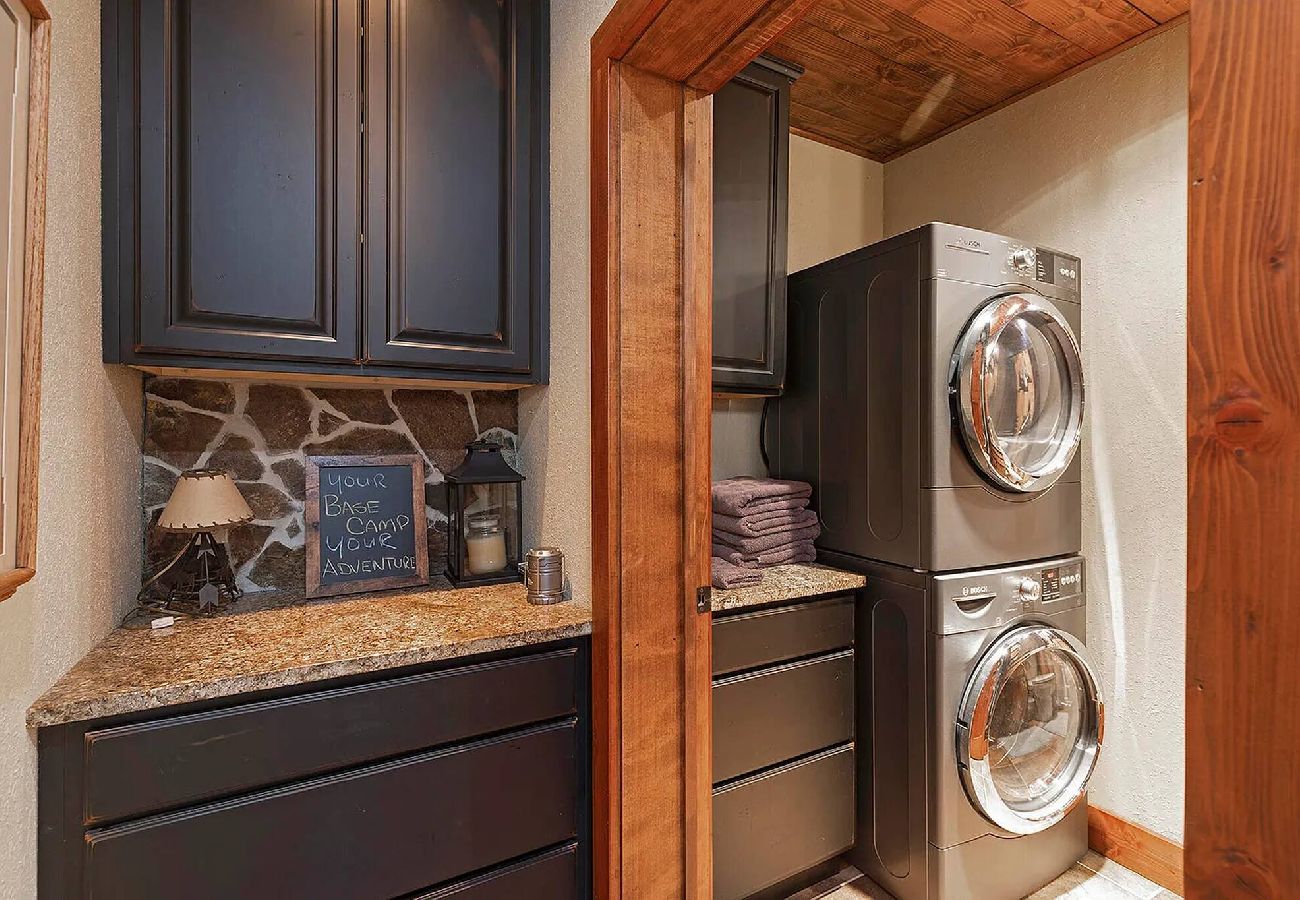 Cabin in Anaconda - Quiet Pintler Getaway - Minutes from Georgetown! 