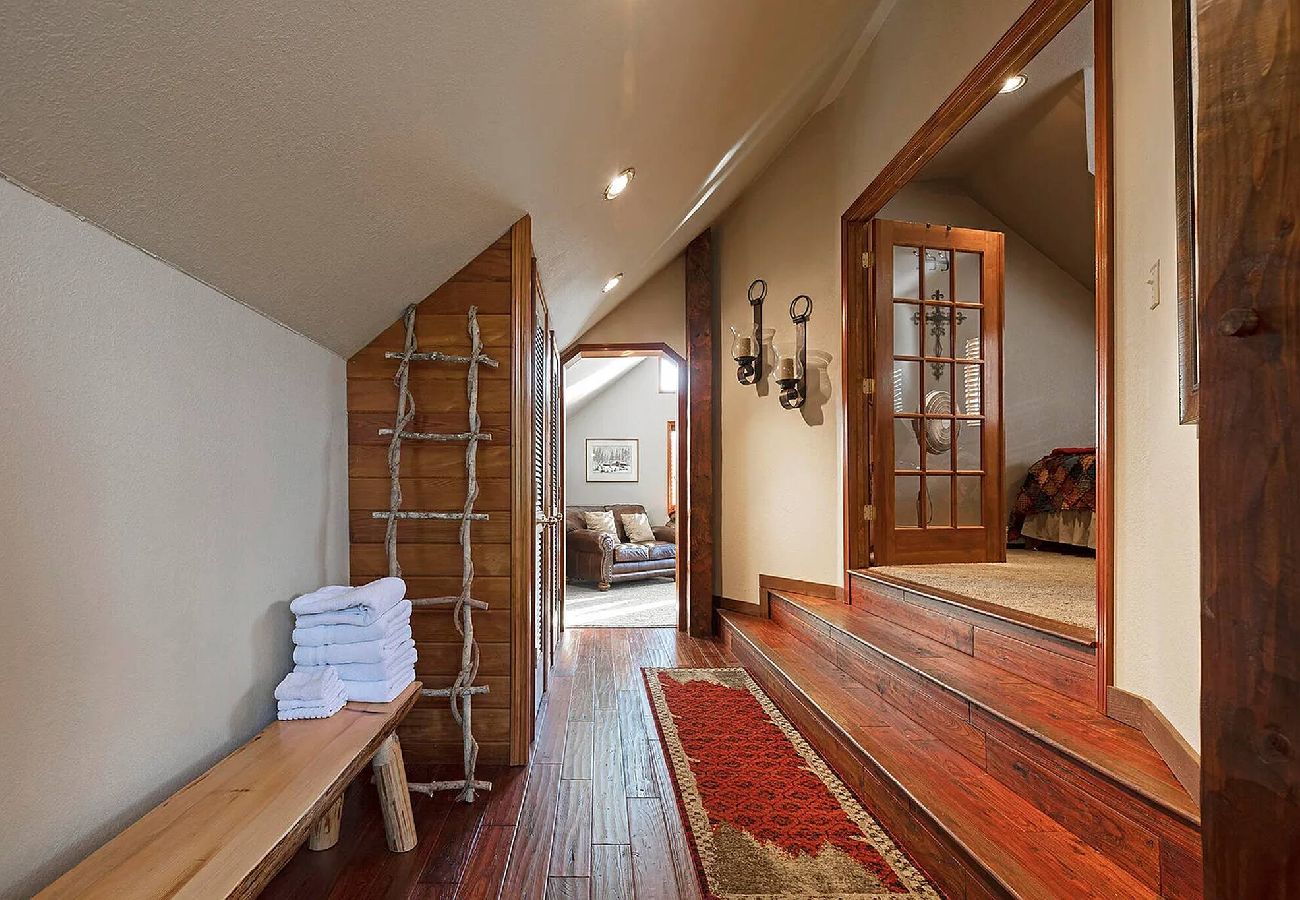 Cabin in Anaconda - Quiet Pintler Getaway - Minutes from Georgetown! 