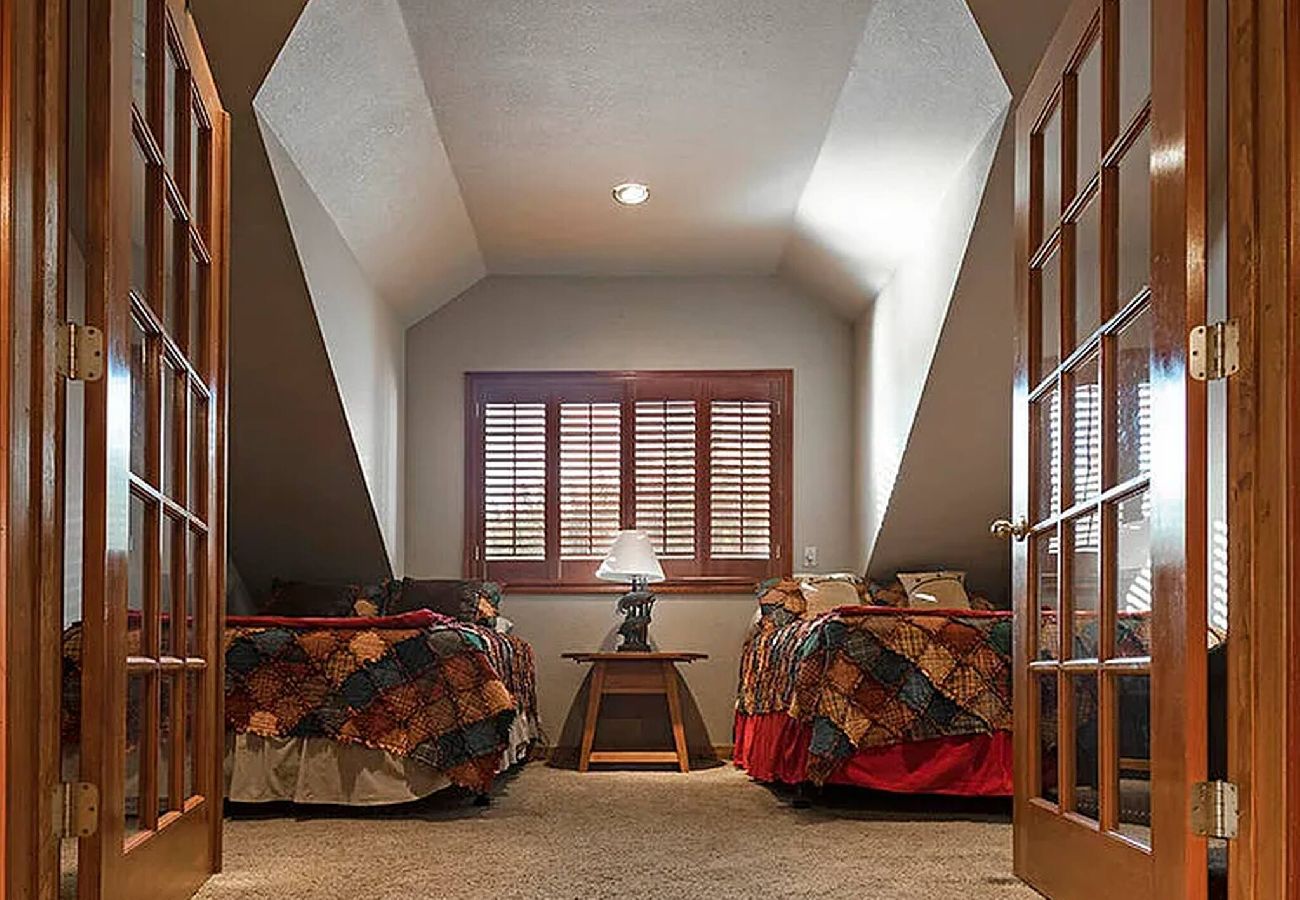Cabin in Anaconda - Quiet Pintler Getaway - Minutes from Georgetown! 