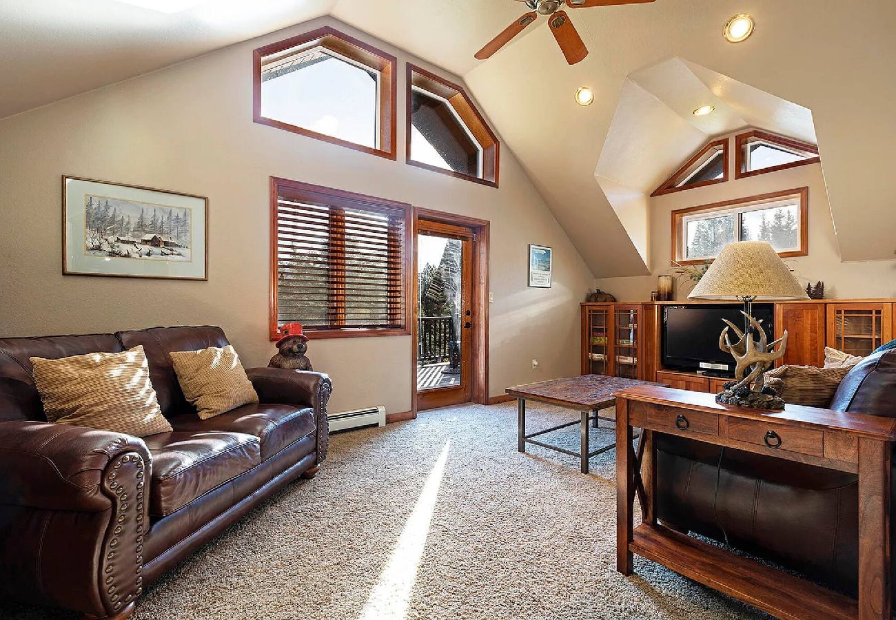 Cabin in Anaconda - Quiet Pintler Getaway - Minutes from Georgetown! 