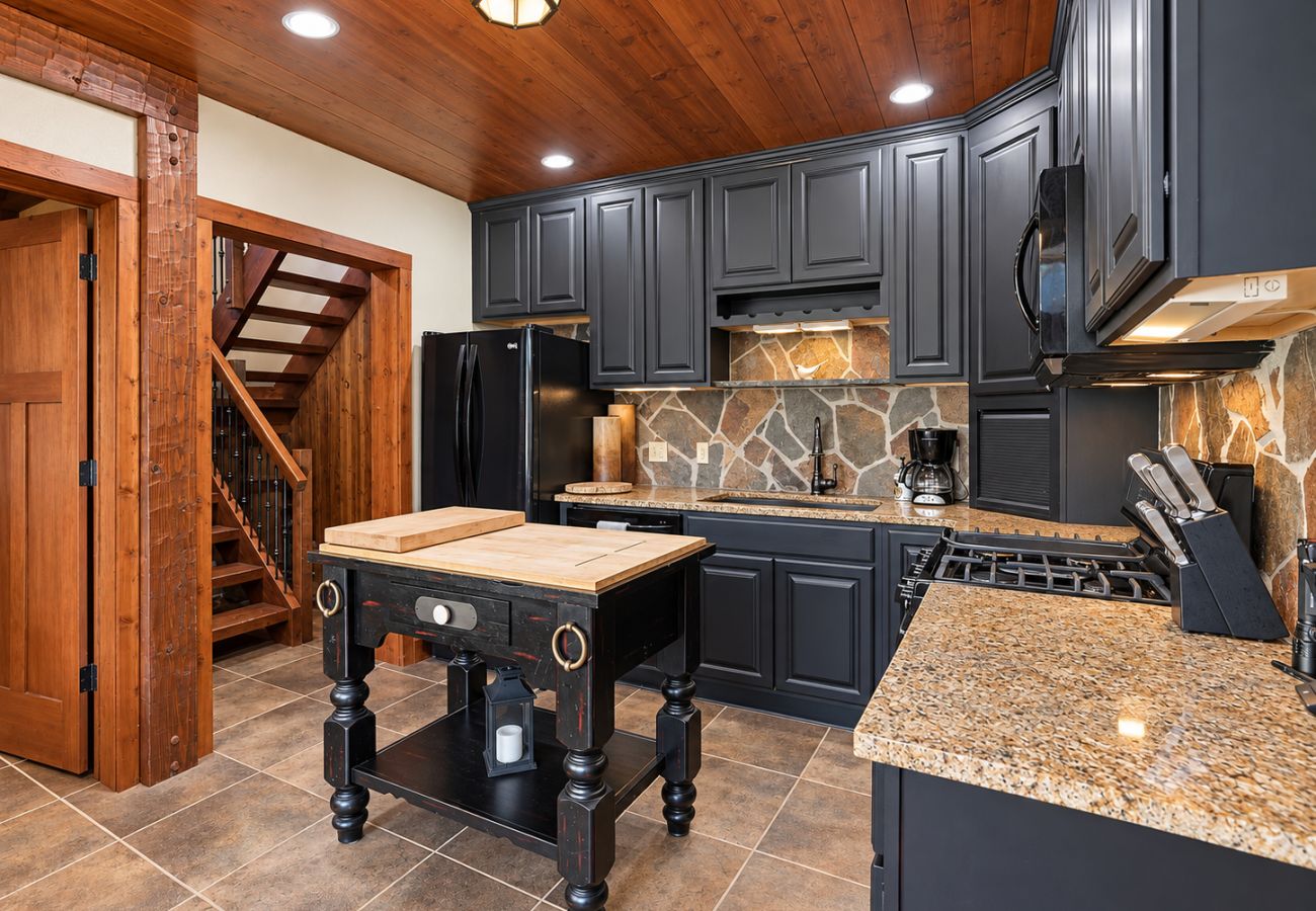 Cabin in Anaconda - Quiet Pintler Getaway - Minutes from Georgetown!