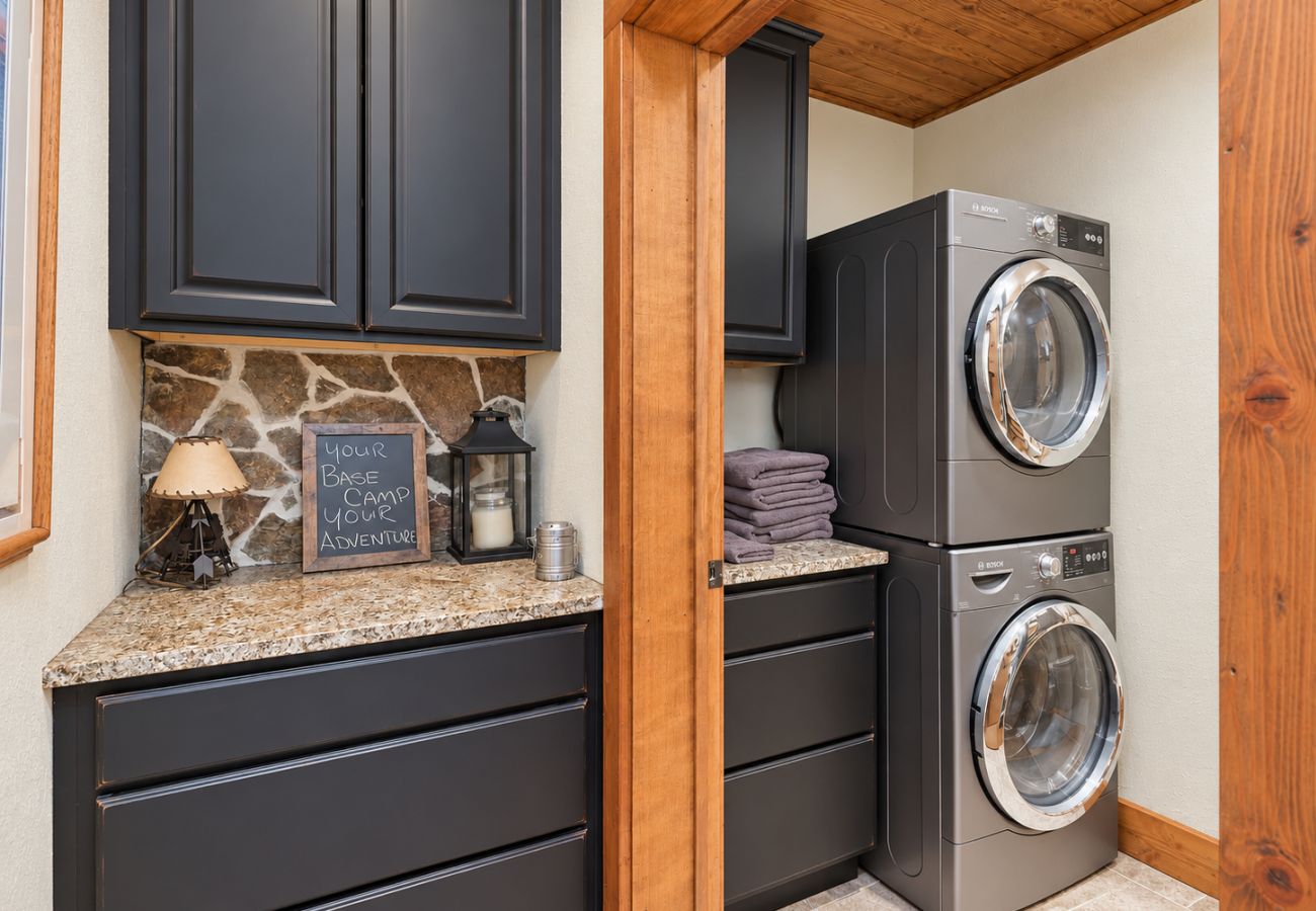 Cabin in Anaconda - Quiet Pintler Getaway - Minutes from Georgetown!