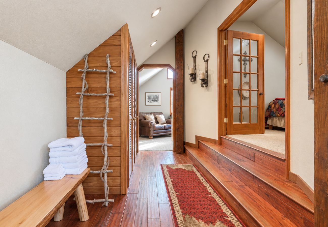 Cabin in Anaconda - Quiet Pintler Getaway - Minutes from Georgetown!