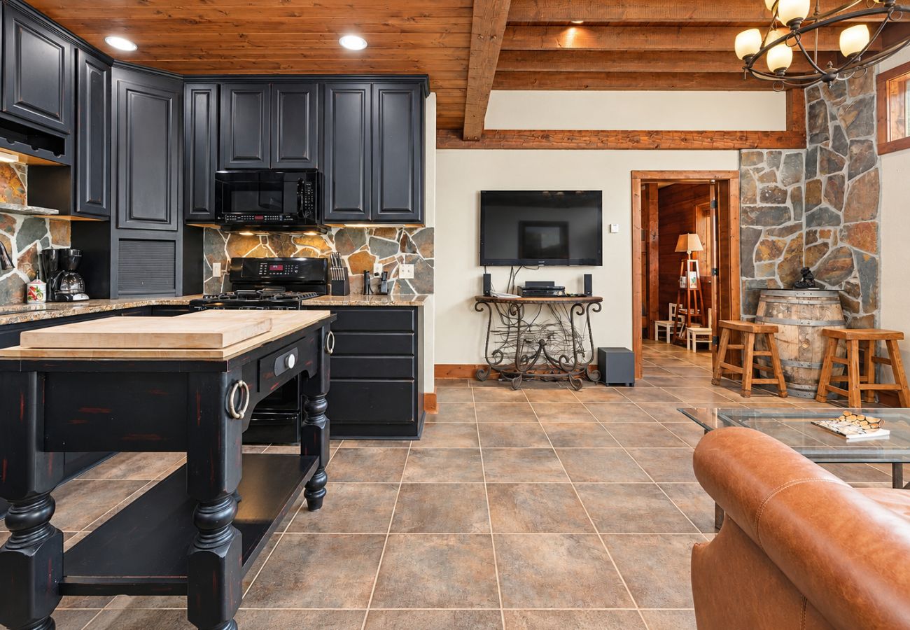 Cabin in Anaconda - Quiet Pintler Getaway - Minutes from Georgetown!