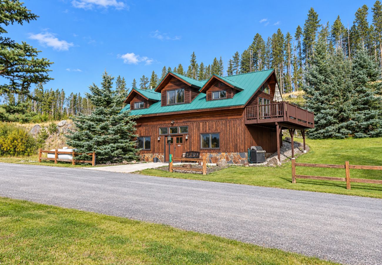 Cabin in Anaconda - Quiet Pintler Getaway - Minutes from Georgetown!