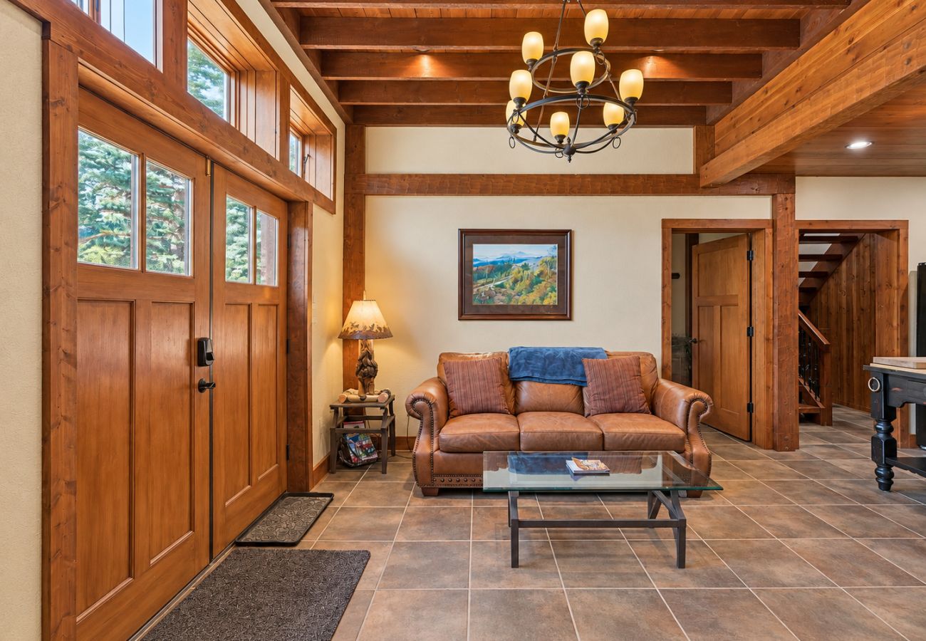 Cabin in Anaconda - Quiet Pintler Getaway - Minutes from Georgetown!