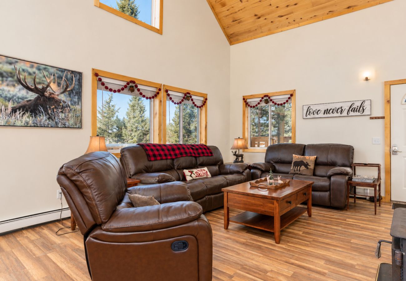 House in Anaconda - Lakeview Getaway at Georgetown Lake