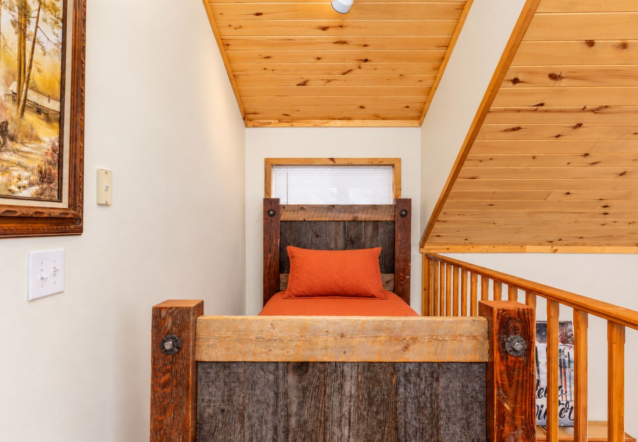 House in Anaconda - Lakeview Getaway at Georgetown Lake