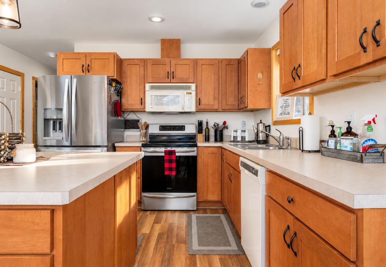 House in Anaconda - Lakeview Getaway at Georgetown Lake