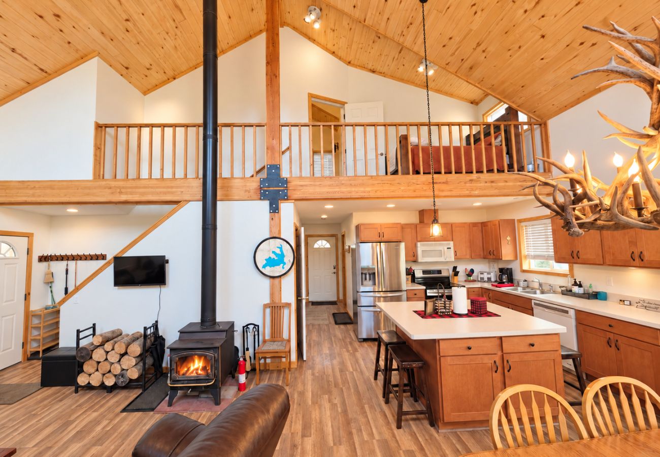 House in Anaconda - Lakeview Getaway at Georgetown Lake