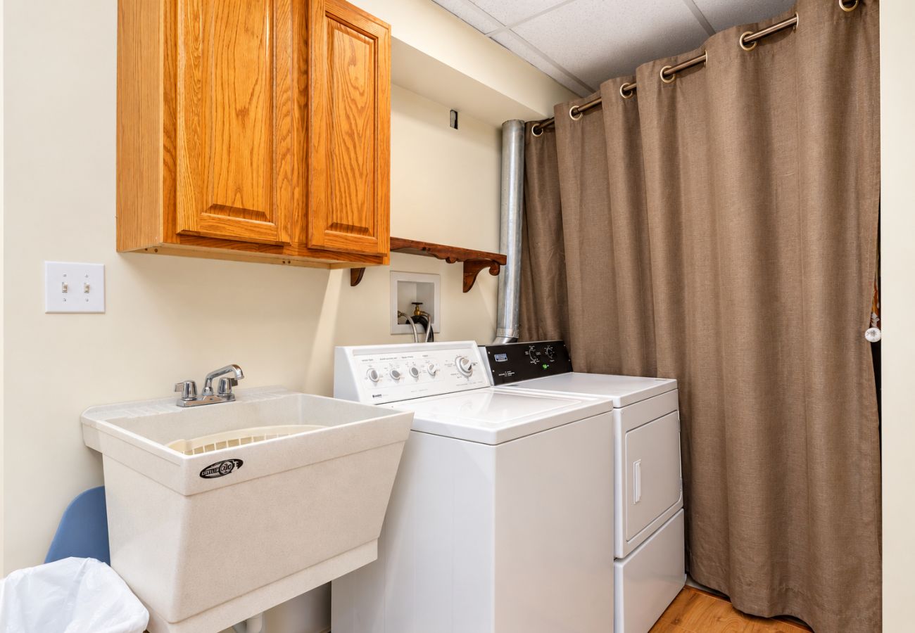 House in Anaconda - Lakeview Getaway at Georgetown Lake