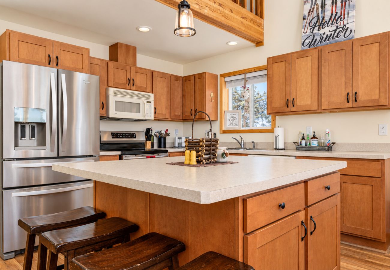House in Anaconda - Lakeview Getaway at Georgetown Lake