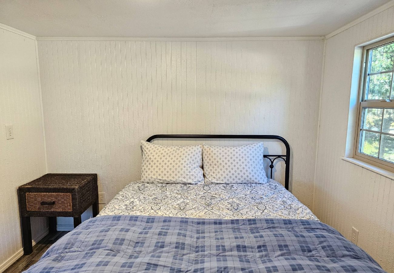 Cabin in Anaconda - Whispering Pines Hideaway 