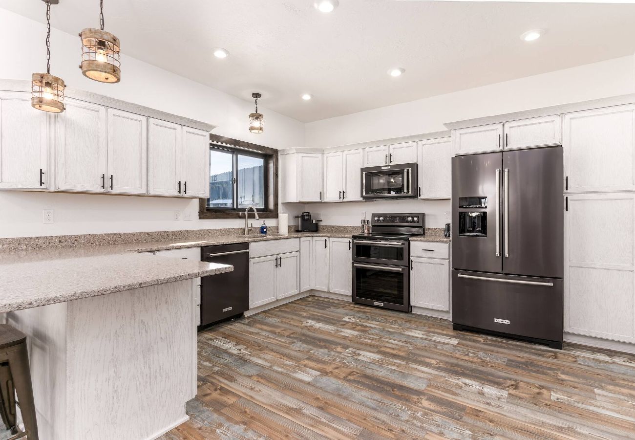 House in Anaconda - Serene Escape - Family Fun at Georgetown Lake! 