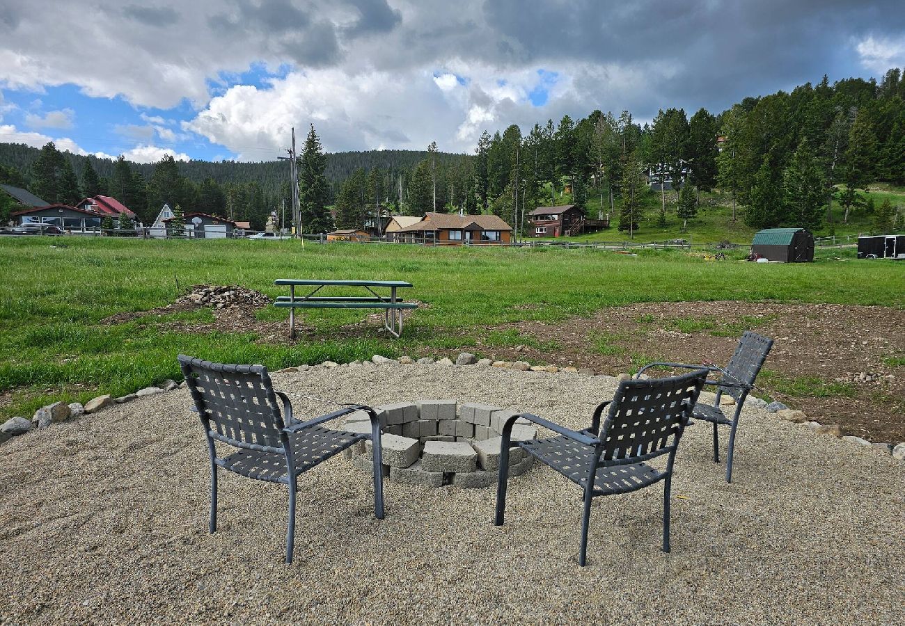 House in Anaconda - Serene Escape - Family Fun at Georgetown Lake! 
