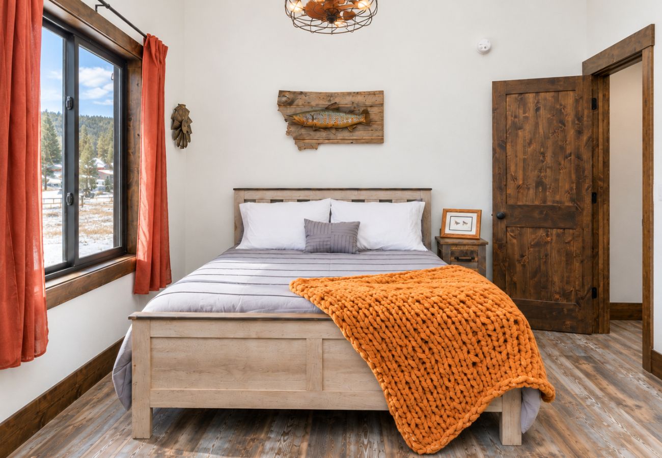 House in Anaconda - Serene Escape - Family Fun at Georgetown Lake!