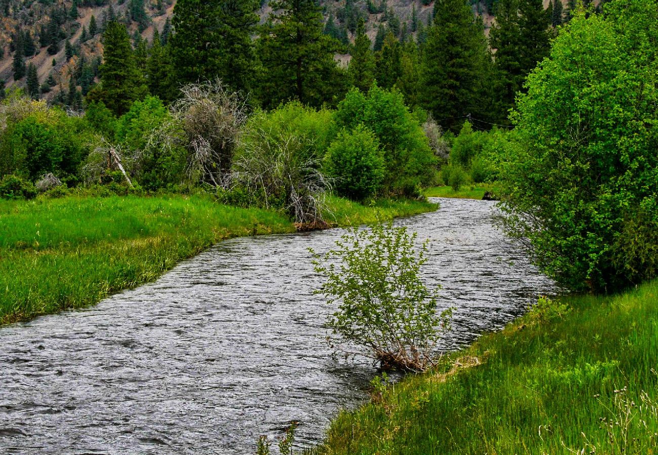 Cabin in Philipsburg - Cozy Rock Creek Cabin - Fly Fisher's Retreat 