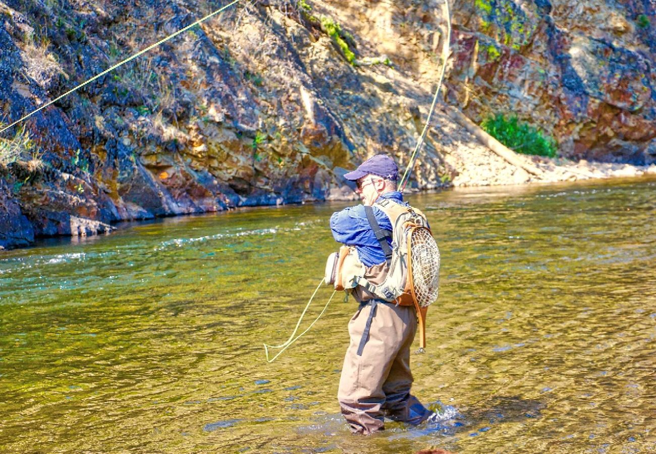 Cabin in Philipsburg - Cozy Rock Creek Cabin - Fly Fisher's Retreat 