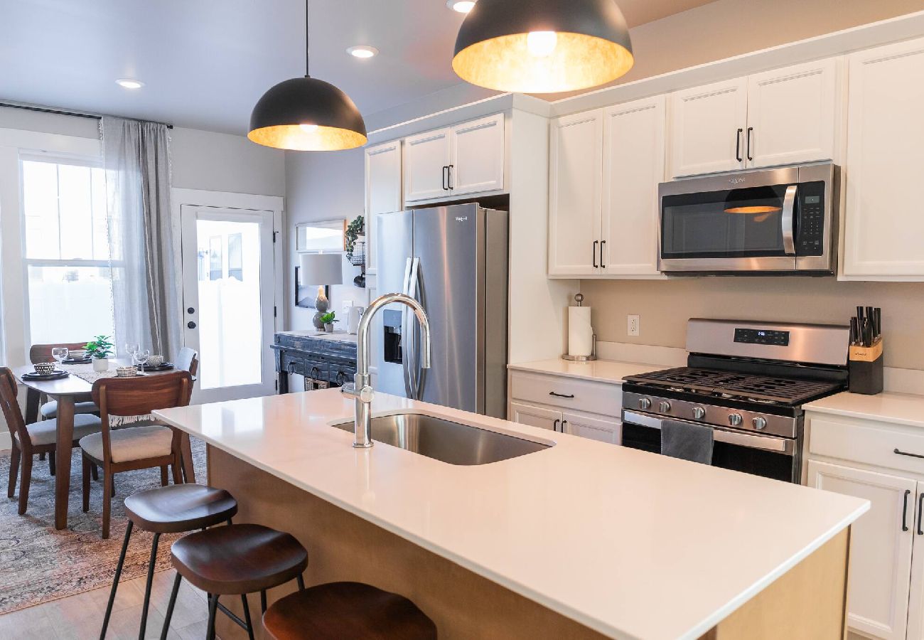 Townhouse in Billings - New modern Townhome with Hot Tub 