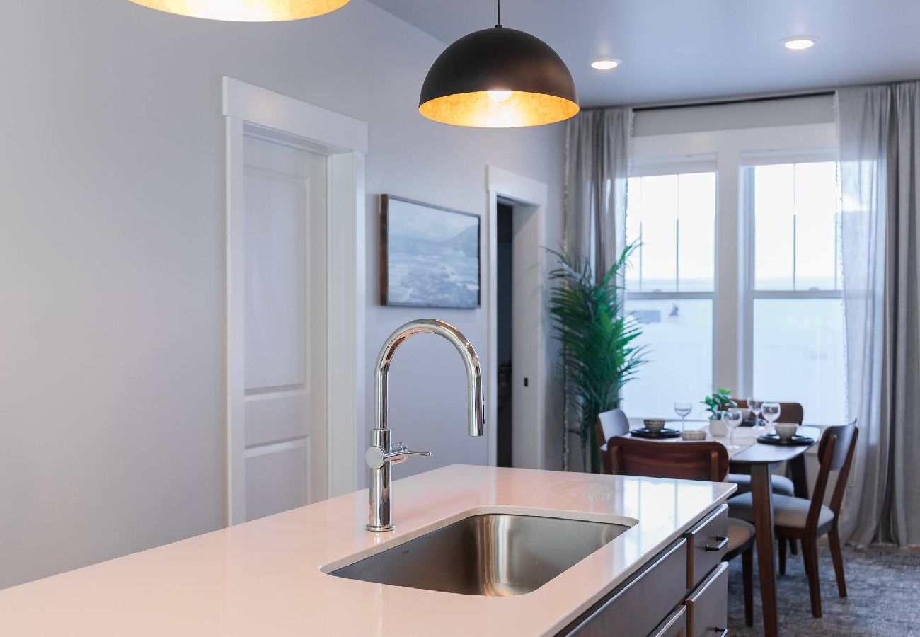 Townhouse in Billings - New modern Townhome with Hot Tub 