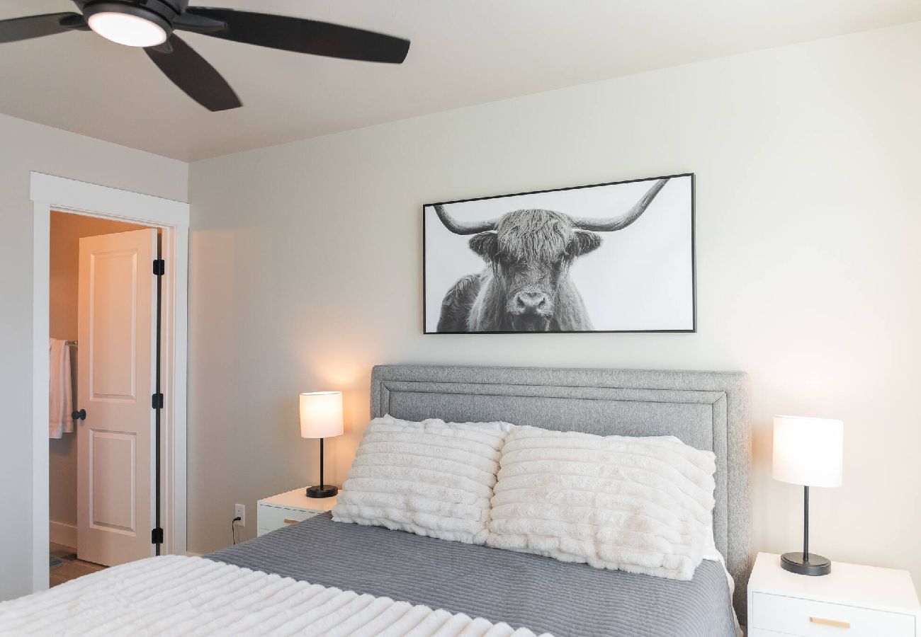 Townhouse in Billings - New modern Townhome with Hot Tub 