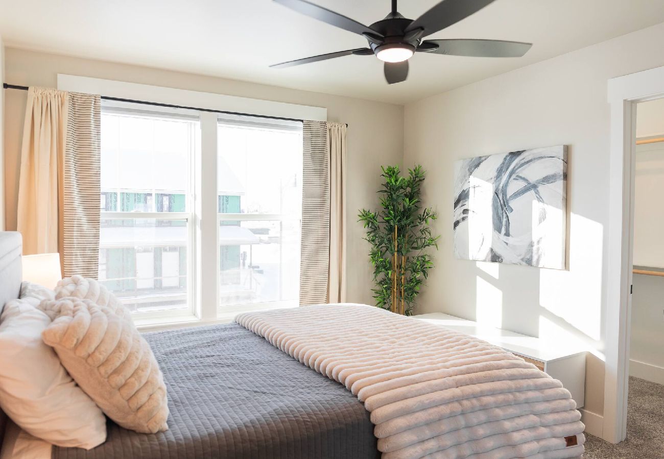 Townhouse in Billings - New modern Townhome with Hot Tub 