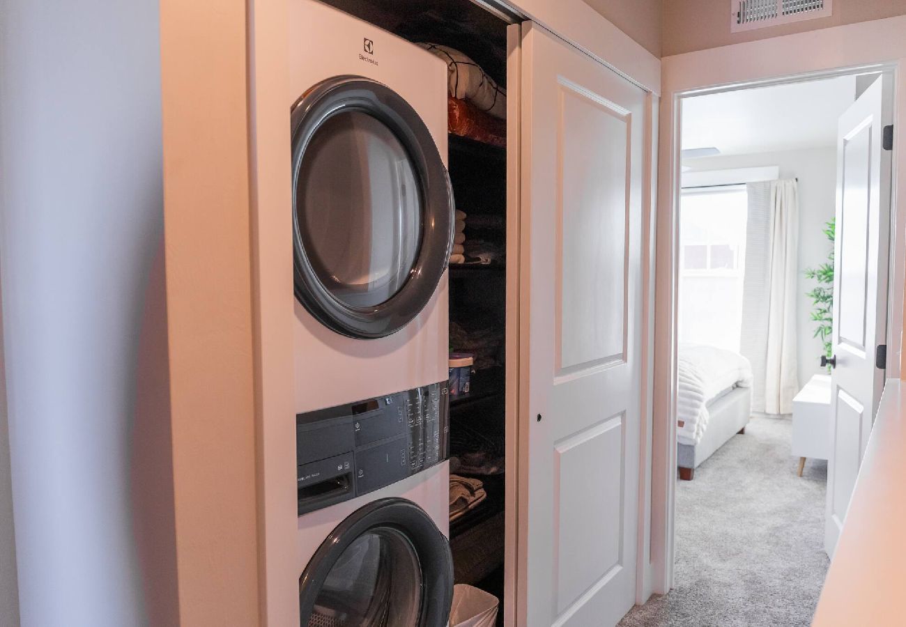 Townhouse in Billings - New modern Townhome with Hot Tub 