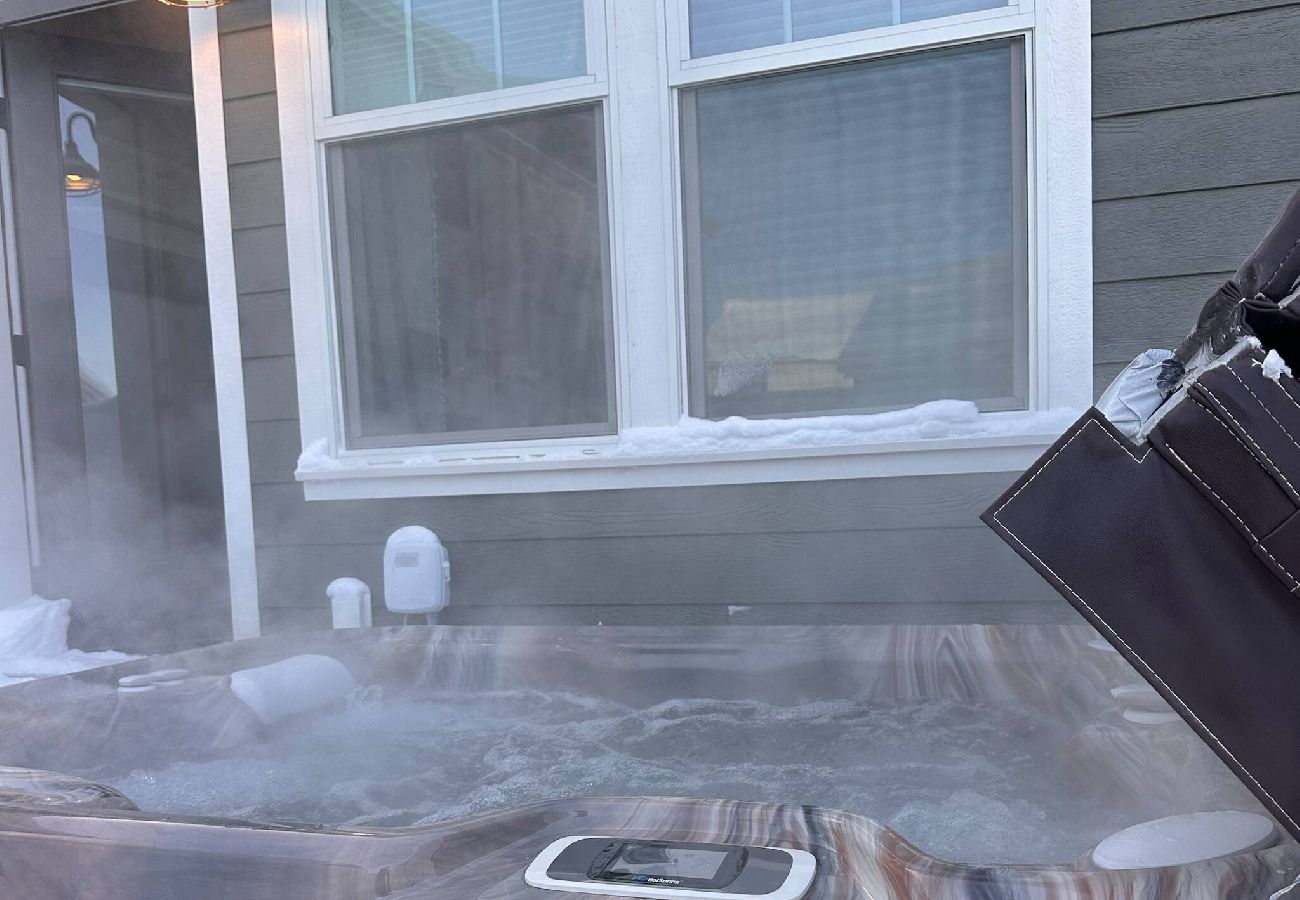 Townhouse in Billings - New modern Townhome with Hot Tub 